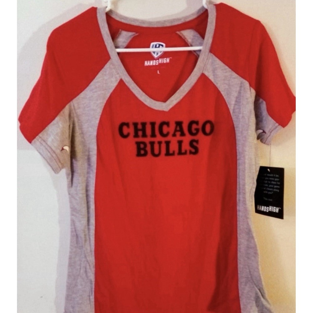 CHICAGO BULLS‎ - NBA Women's Hands High Vneck TShirt-Large-New w/Tags